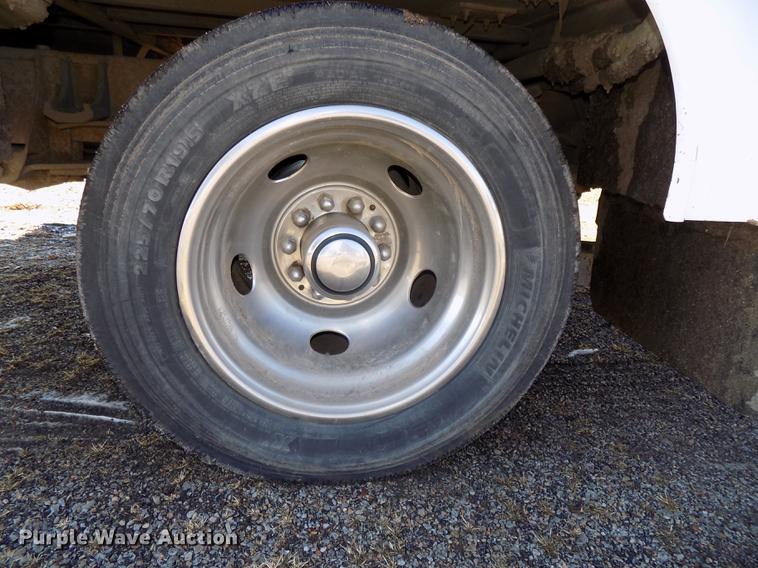 image for item DE7548 2000 Chevrolet C3500 bucket truck