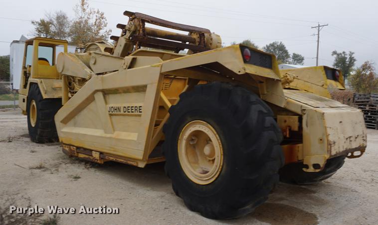 image for item DF1558 1984 John Deere 862 elevating scraper