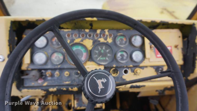 image for item DF1558 1984 John Deere 862 elevating scraper