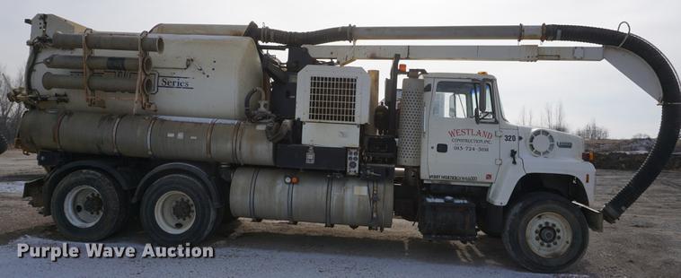 image for item DF1559 1995 Ford L8000 vacuum truck