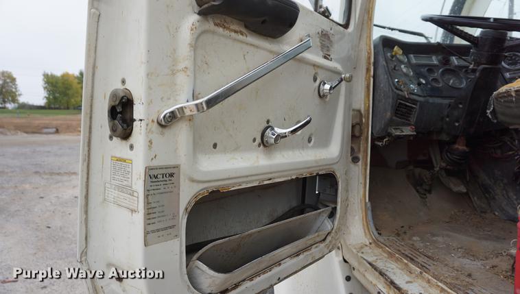 image for item DF1559 1995 Ford L8000 vacuum truck