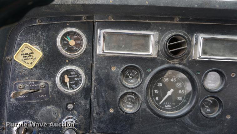 image for item DF1559 1995 Ford L8000 vacuum truck