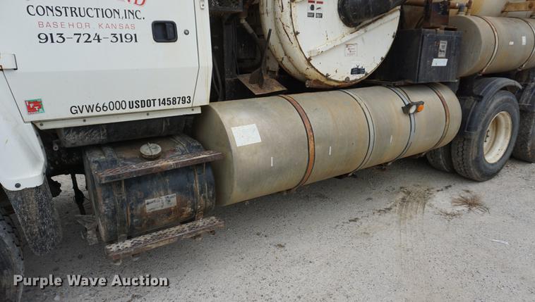 image for item DF1559 1995 Ford L8000 vacuum truck