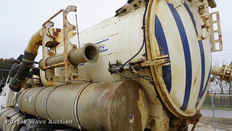 image for item DF1559 1995 Ford L8000 vacuum truck