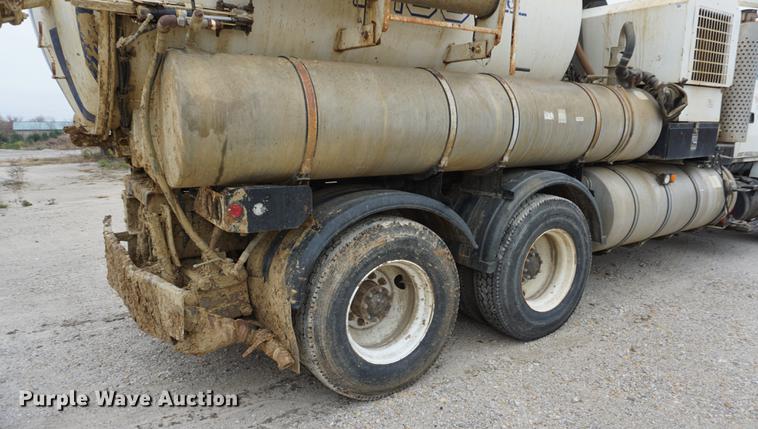 image for item DF1559 1995 Ford L8000 vacuum truck