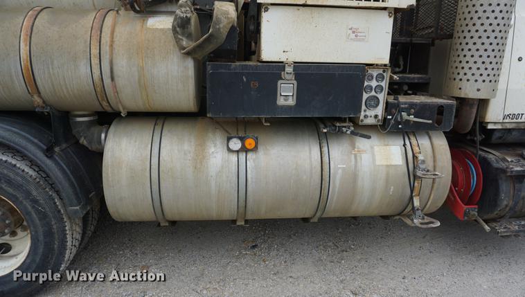 image for item DF1559 1995 Ford L8000 vacuum truck