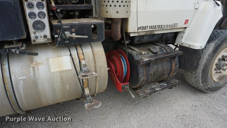 image for item DF1559 1995 Ford L8000 vacuum truck