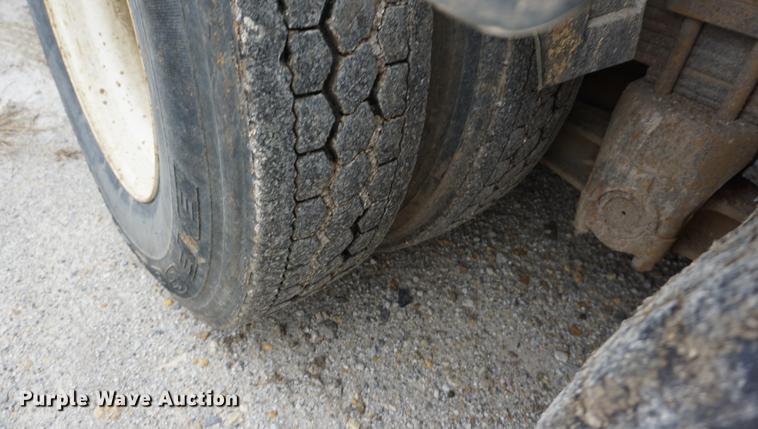 image for item DF1559 1995 Ford L8000 vacuum truck