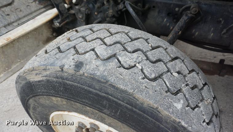 image for item DF1559 1995 Ford L8000 vacuum truck