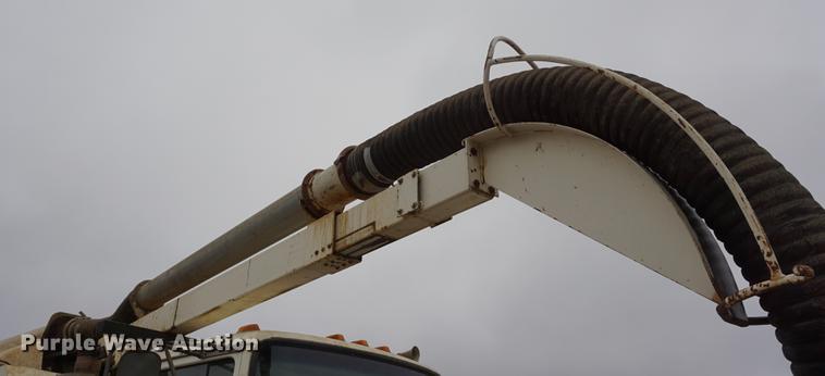 image for item DF1559 1995 Ford L8000 vacuum truck