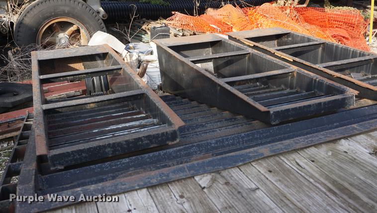 image for item DF1568 2004 PJ equipment trailer