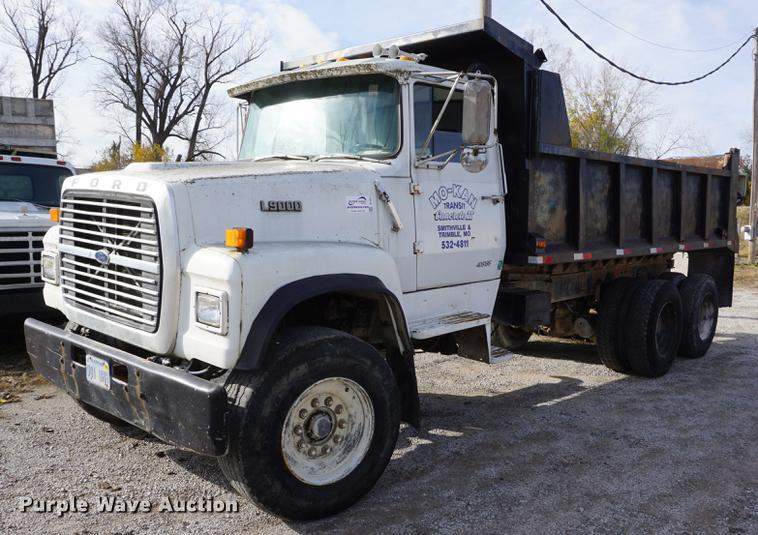 image for item DF1581 1990 Ford L9000 dump truck