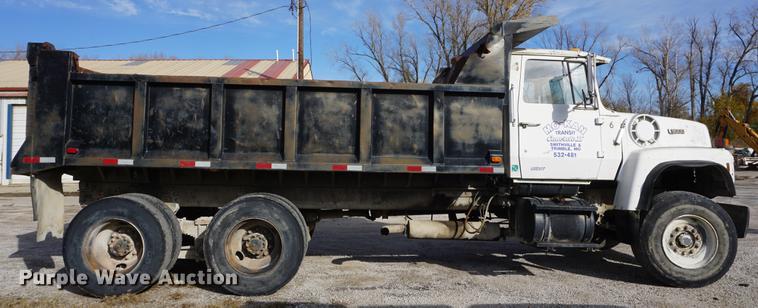 image for item DF1581 1990 Ford L9000 dump truck