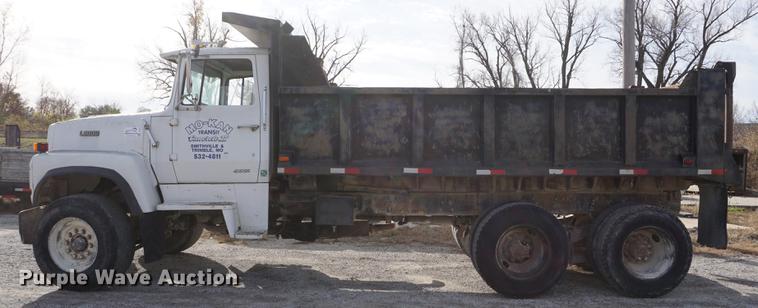 image for item DF1581 1990 Ford L9000 dump truck