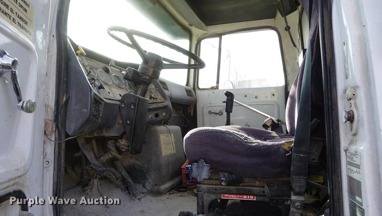 image for item DF1581 1990 Ford L9000 dump truck