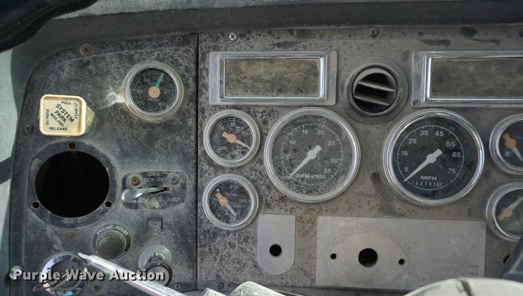 image for item DF1581 1990 Ford L9000 dump truck