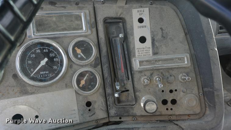 image for item DF1581 1990 Ford L9000 dump truck