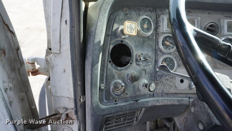 image for item DF1581 1990 Ford L9000 dump truck