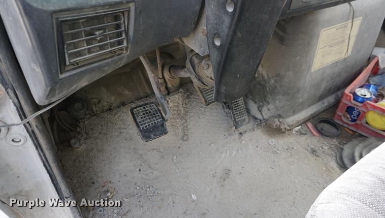 image for item DF1581 1990 Ford L9000 dump truck