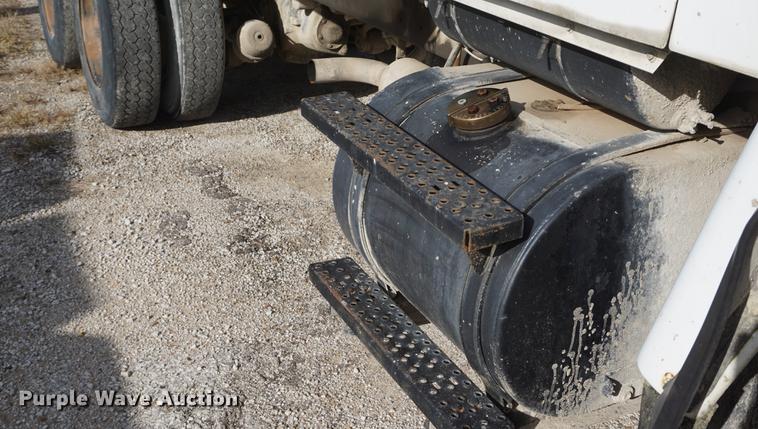 image for item DF1581 1990 Ford L9000 dump truck