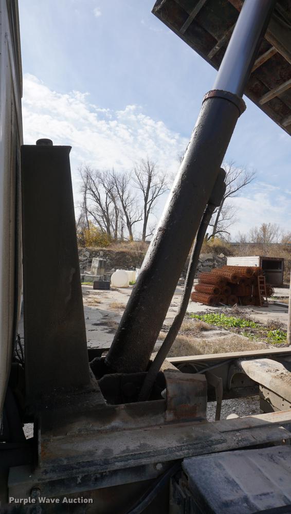 image for item DF1581 1990 Ford L9000 dump truck