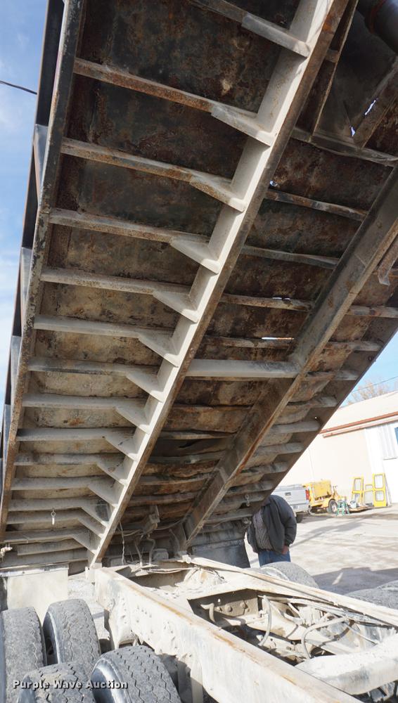 image for item DF1581 1990 Ford L9000 dump truck