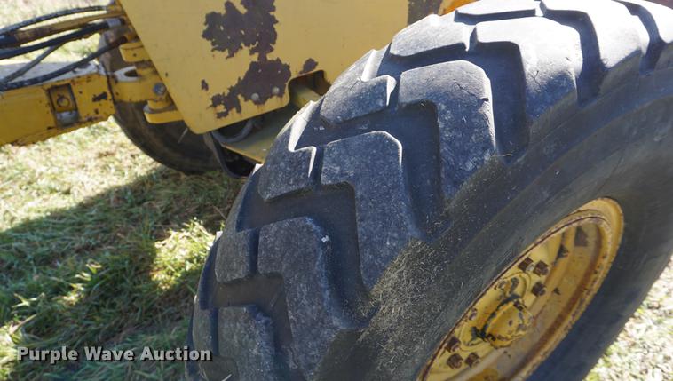 image for item DF1590 John Deere 570 motor grader