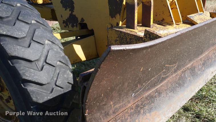 image for item DF1590 John Deere 570 motor grader