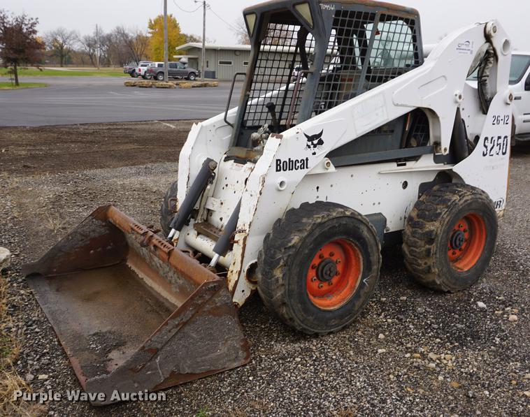 image for item DF1592 2002 Bobcat S250 skid steer