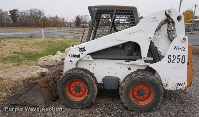 image for item DF1592 2002 Bobcat S250 skid steer