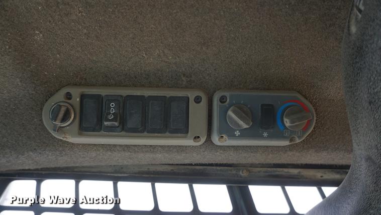 image for item DF1592 2002 Bobcat S250 skid steer