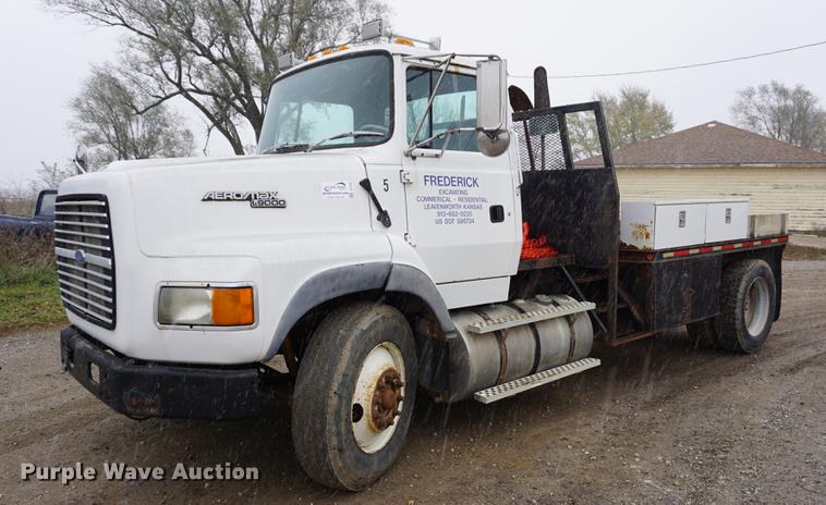 image for item DF1596 1993 Ford L9000 flatbed truck
