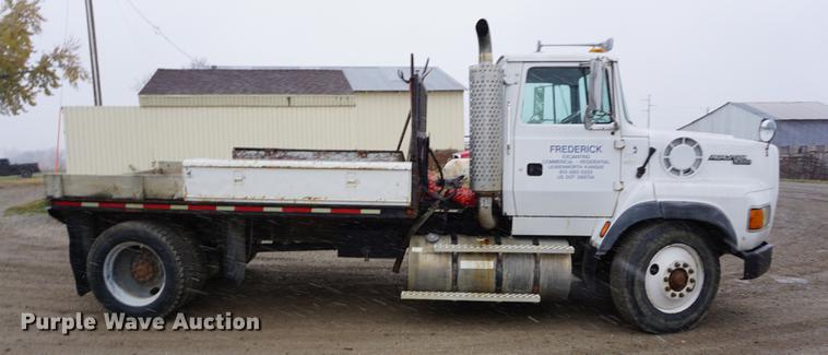 image for item DF1596 1993 Ford L9000 flatbed truck