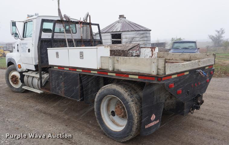 image for item DF1596 1993 Ford L9000 flatbed truck