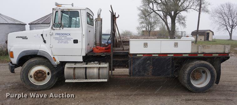 image for item DF1596 1993 Ford L9000 flatbed truck