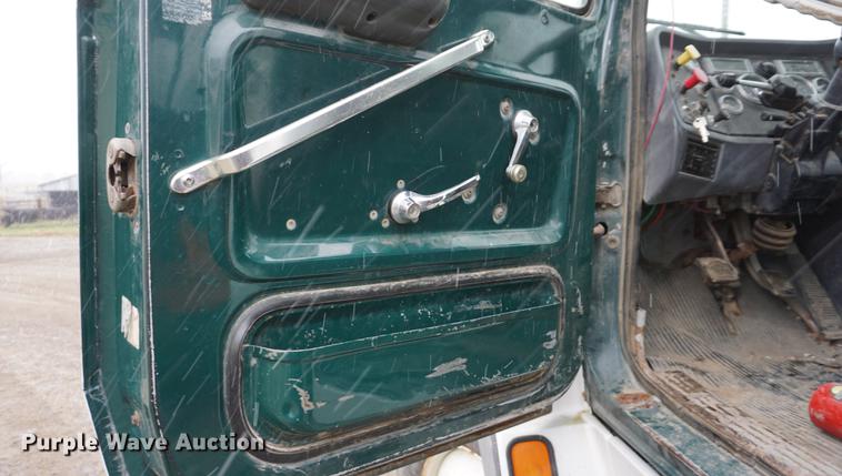 image for item DF1596 1993 Ford L9000 flatbed truck