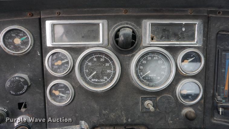 image for item DF1596 1993 Ford L9000 flatbed truck