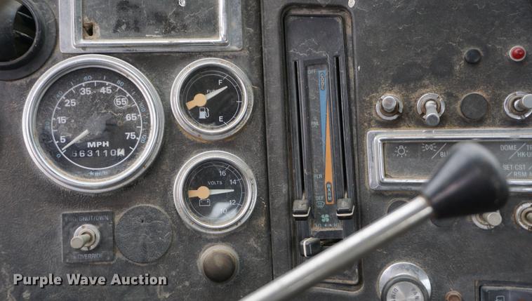 image for item DF1596 1993 Ford L9000 flatbed truck