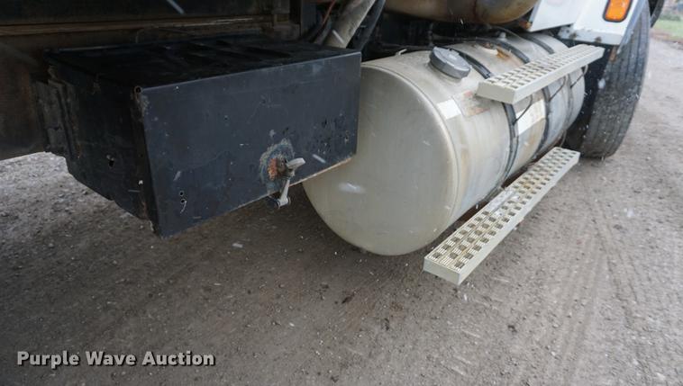 image for item DF1596 1993 Ford L9000 flatbed truck