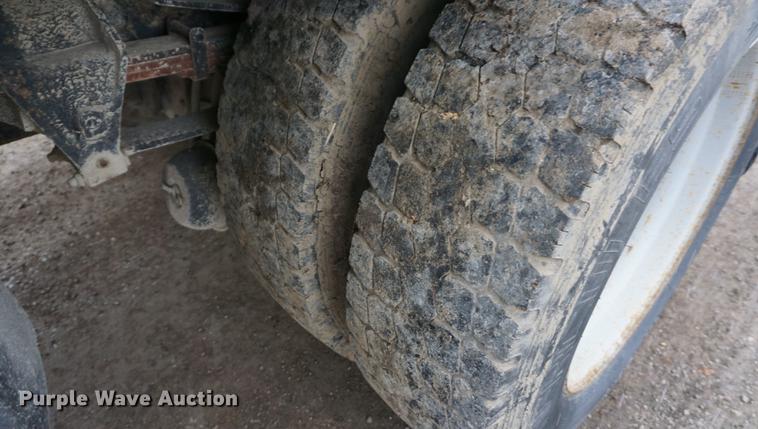 image for item DF1596 1993 Ford L9000 flatbed truck