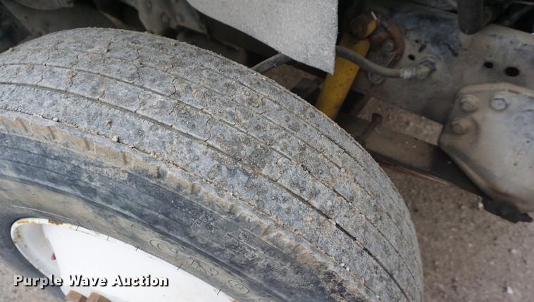 image for item DF1596 1993 Ford L9000 flatbed truck