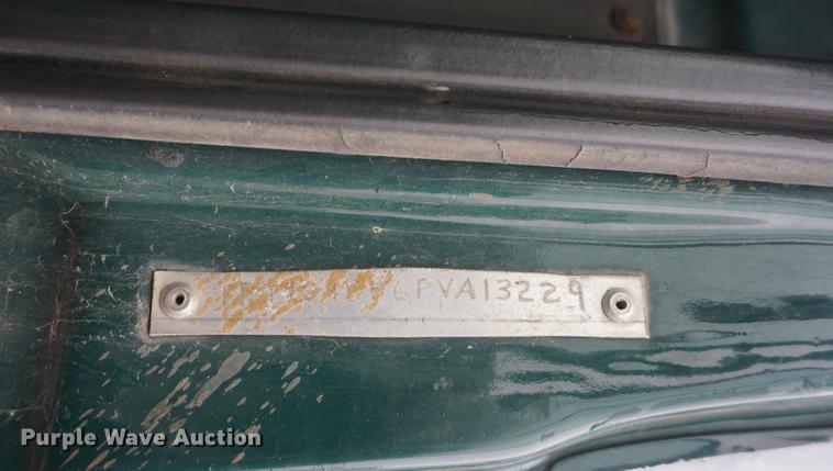 image for item DF1596 1993 Ford L9000 flatbed truck