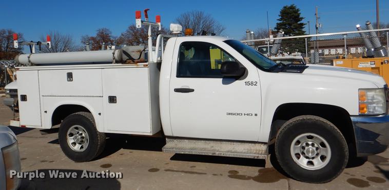 image for item DF1630 2009 Chevrolet Silverado 3500HD utility bed pickup truck