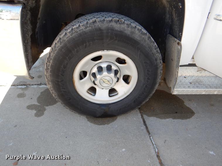 image for item DF1630 2009 Chevrolet Silverado 3500HD utility bed pickup truck