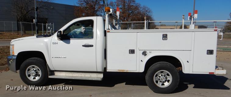 image for item DF1961 2009 Chevrolet Silverado 3500HD utility bed pickup truck