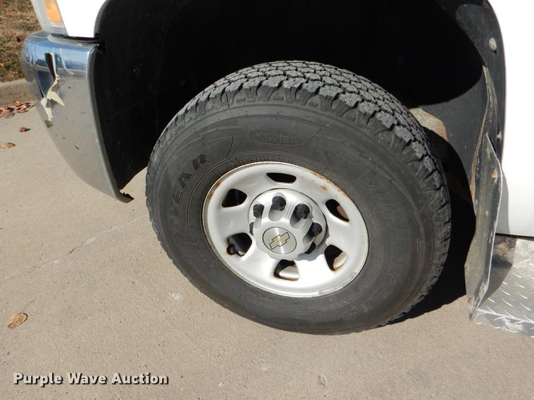 image for item DF1961 2009 Chevrolet Silverado 3500HD utility bed pickup truck