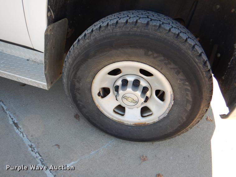 image for item DF1961 2009 Chevrolet Silverado 3500HD utility bed pickup truck