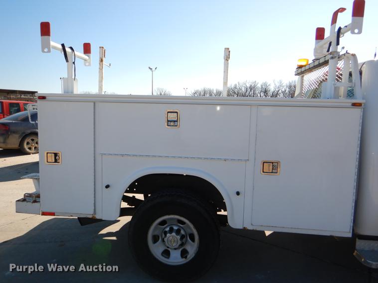 image for item DF1961 2009 Chevrolet Silverado 3500HD utility bed pickup truck
