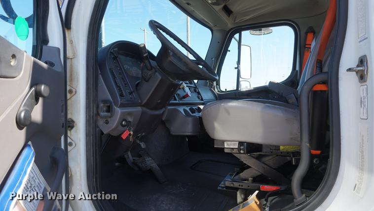 image for item DF1968 2010 Freightliner Business Class M2 digger derrick truck