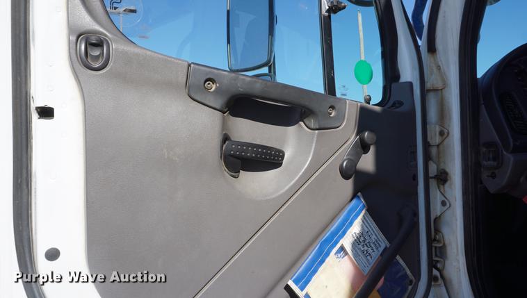 image for item DF1968 2010 Freightliner Business Class M2 digger derrick truck